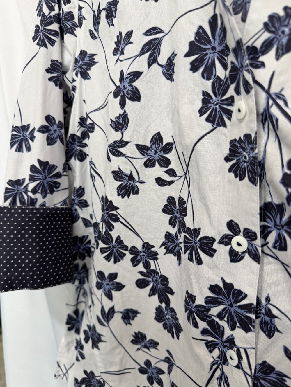 Foxcroft White Blue Floral Buttondown Top No Iron Stretch Cotton Large - Picture 5 of 7
